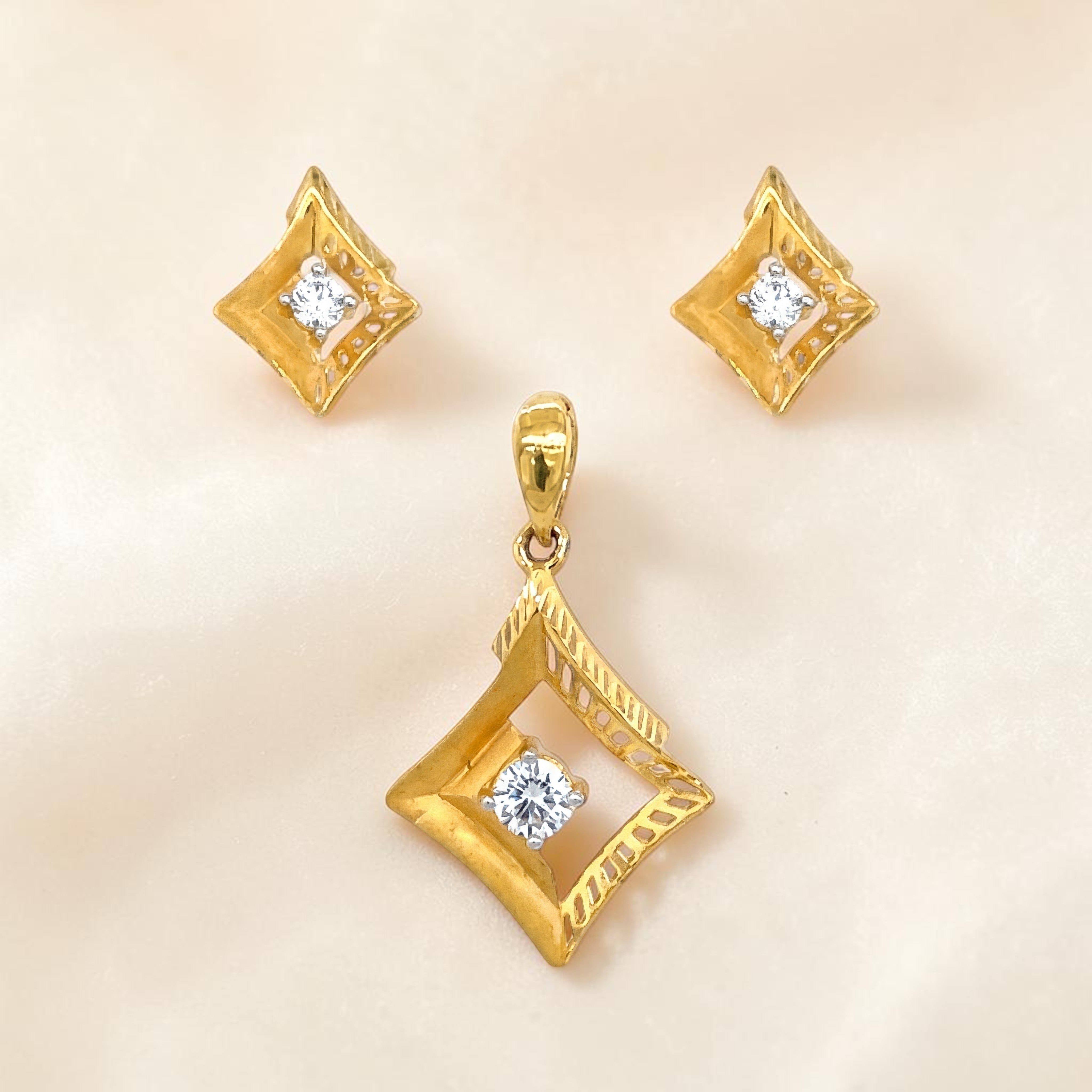 22K Gold Minimal Diamond-Cut Pendant Set