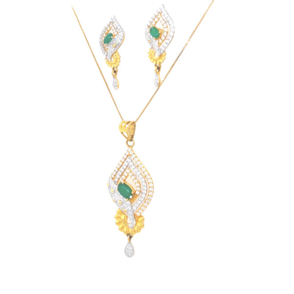 22KT Glamorous Sparkling Diamond Pendant And Earrings Set