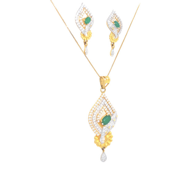 22KT Glamorous Sparkling Diamond Pendant And Earrings Set