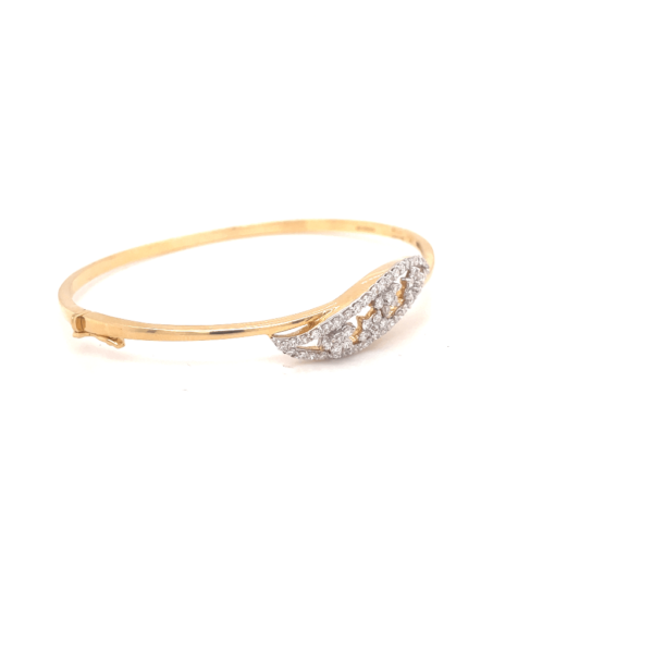 18KT Nakshatra Pattern Half Flower Design Diamond Bracelet